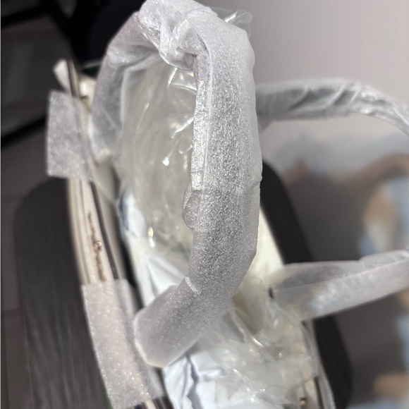 Kate Spade Green and White Tote with Navy Accents - Picture 5 of 5